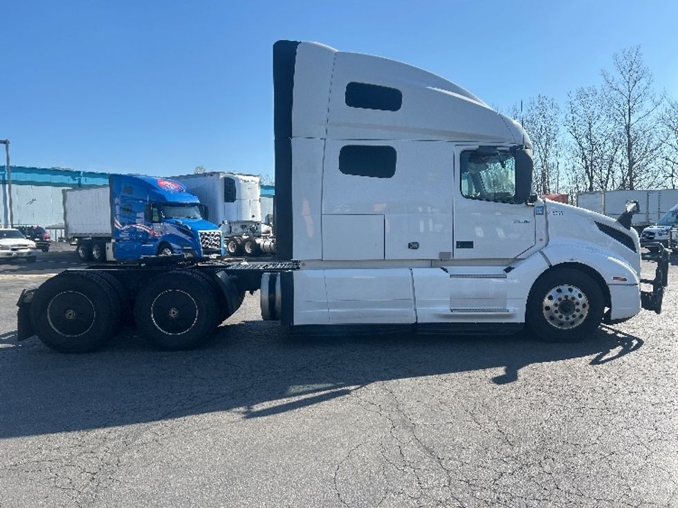 Sleeper Tractor-Heavy Duty Tractors-Volvo-2022-VNL64760-Obetz-OH-382,074\n\t\tmiles-$ 82,750 - Image 8