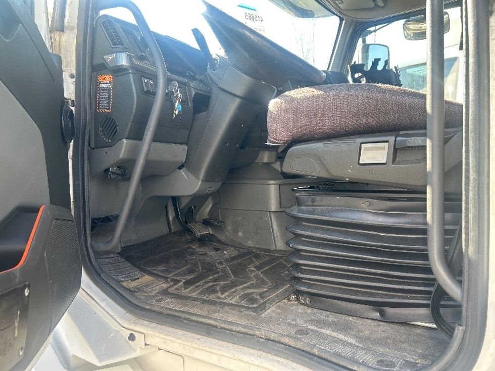 Sleeper Tractor-Heavy Duty Tractors-Volvo-2022-VNL64760-Obetz-OH-382,074\n\t\tmiles-$ 82,750 - Image 9