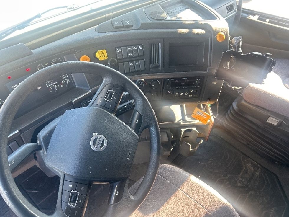 Sleeper Tractor-Heavy Duty Tractors-Volvo-2022-VNL64760-Obetz-OH-405,852\n\t\tmiles-$ 80,500 - Image 10