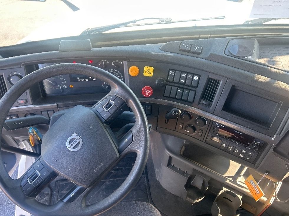 Sleeper Tractor-Heavy Duty Tractors-Volvo-2022-VNL64760-Obetz-OH-405,852\n\t\tmiles-$ 80,500 - Image 11