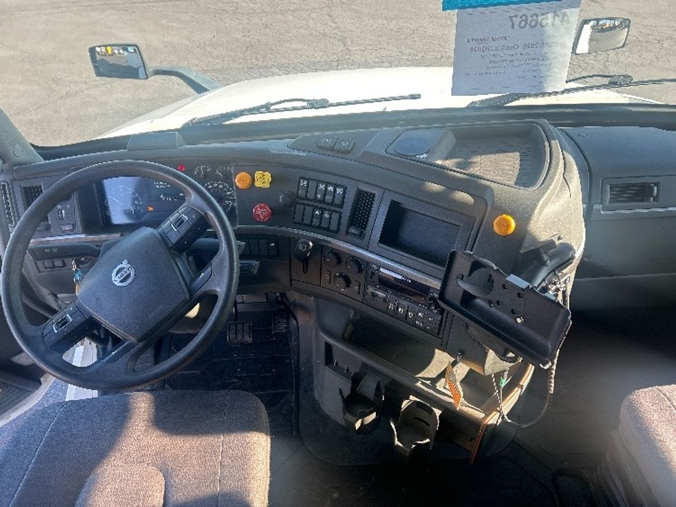 Sleeper Tractor-Heavy Duty Tractors-Volvo-2022-VNL64760-Obetz-OH-405,852\n\t\tmiles-$ 80,500 - Image 12