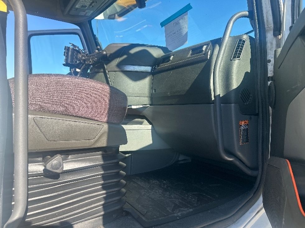 Sleeper Tractor-Heavy Duty Tractors-Volvo-2022-VNL64760-Obetz-OH-405,852\n\t\tmiles-$ 80,500 - Image 13