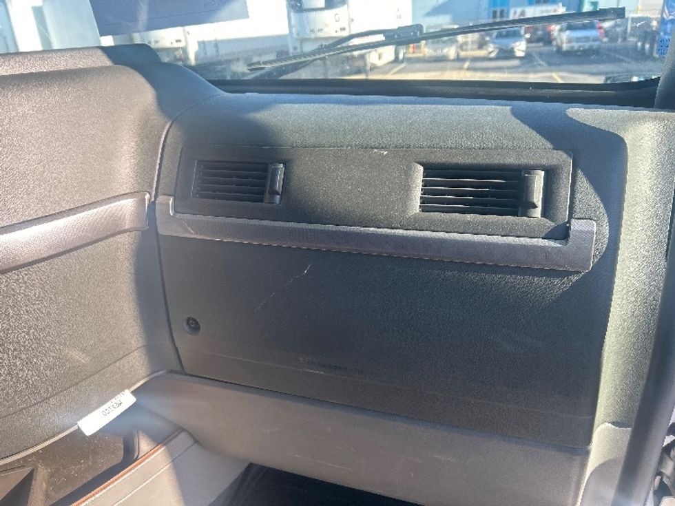 Sleeper Tractor-Heavy Duty Tractors-Volvo-2022-VNL64760-Obetz-OH-405,852\n\t\tmiles-$ 80,500 - Image 14