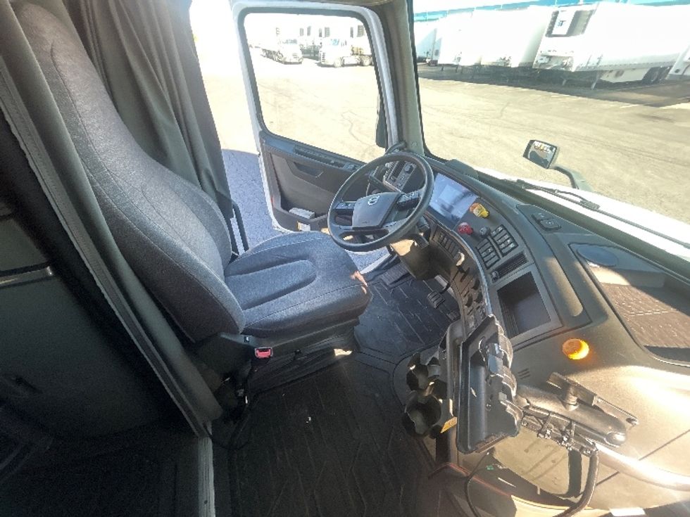 Sleeper Tractor-Heavy Duty Tractors-Volvo-2022-VNL64760-Obetz-OH-405,852\n\t\tmiles-$ 80,500 - Image 15