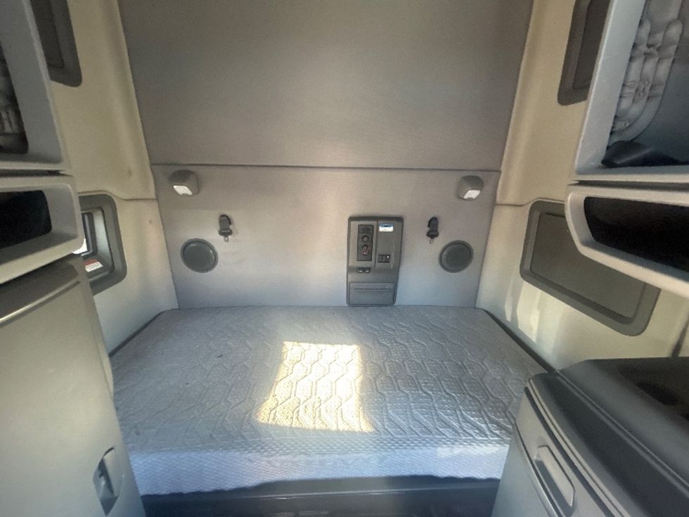 Sleeper Tractor-Heavy Duty Tractors-Volvo-2022-VNL64760-Obetz-OH-405,852\n\t\tmiles-$ 80,500 - Image 16