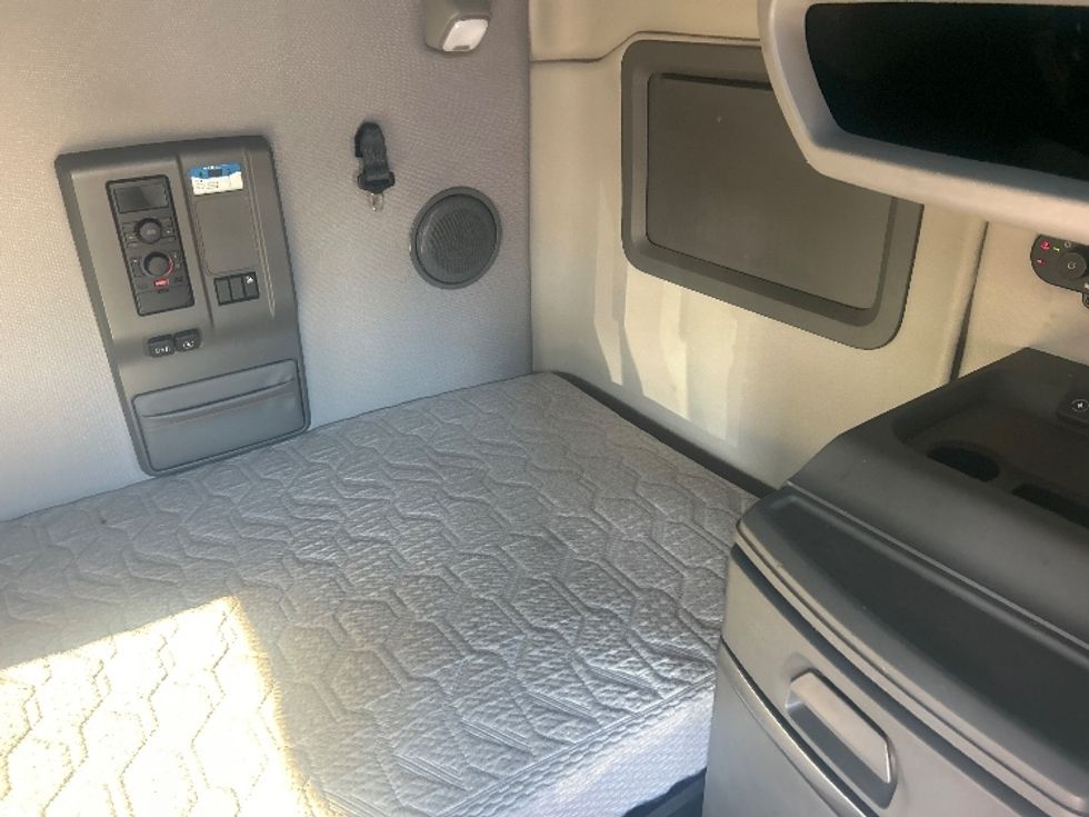 Sleeper Tractor-Heavy Duty Tractors-Volvo-2022-VNL64760-Obetz-OH-405,852\n\t\tmiles-$ 80,500 - Image 17