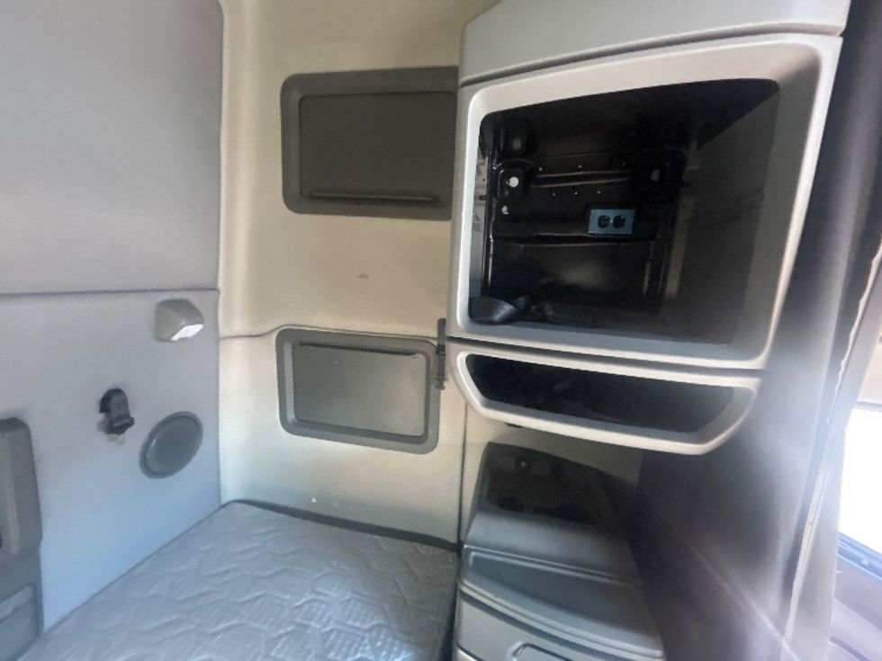 Sleeper Tractor-Heavy Duty Tractors-Volvo-2022-VNL64760-Obetz-OH-405,852\n\t\tmiles-$ 80,500 - Image 18