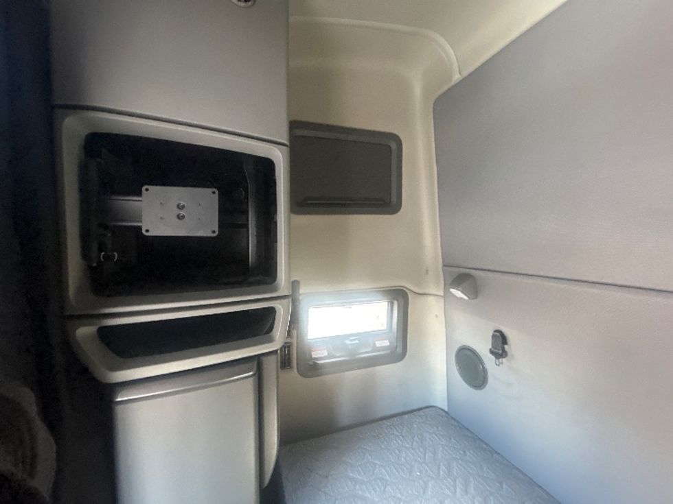 Sleeper Tractor-Heavy Duty Tractors-Volvo-2022-VNL64760-Obetz-OH-405,852\n\t\tmiles-$ 80,500 - Image 19