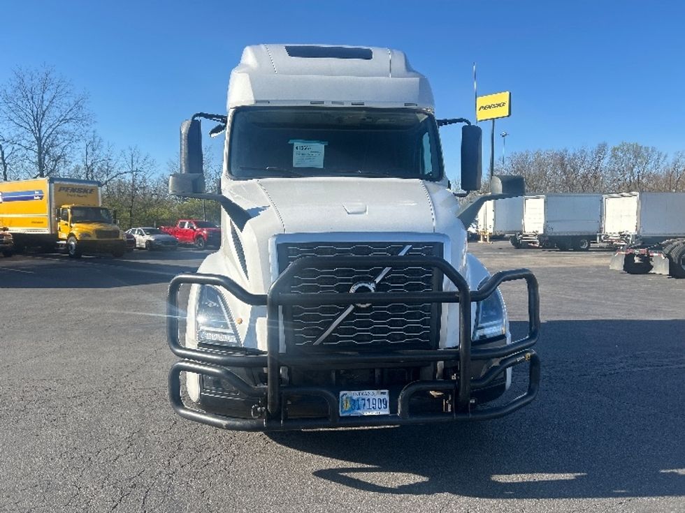 Sleeper Tractor-Heavy Duty Tractors-Volvo-2022-VNL64760-Obetz-OH-405,852\n\t\tmiles-$ 80,500 - Image 2