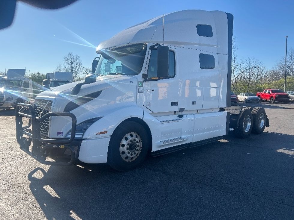 Sleeper Tractor-Heavy Duty Tractors-Volvo-2022-VNL64760-Obetz-OH-405,852\n\t\tmiles-$ 80,500 - Image 3