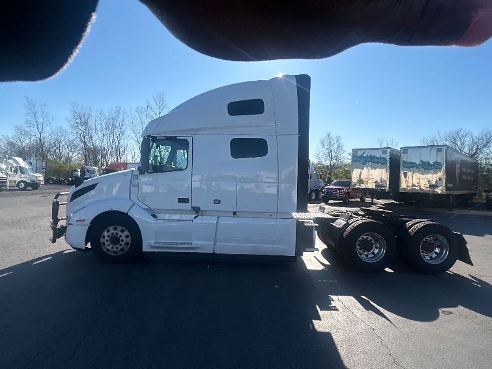 Sleeper Tractor-Heavy Duty Tractors-Volvo-2022-VNL64760-Obetz-OH-405,852\n\t\tmiles-$ 80,500 - Image 4