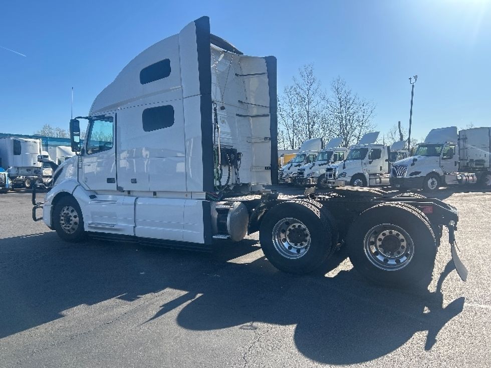 Sleeper Tractor-Heavy Duty Tractors-Volvo-2022-VNL64760-Obetz-OH-405,852\n\t\tmiles-$ 80,500 - Image 5