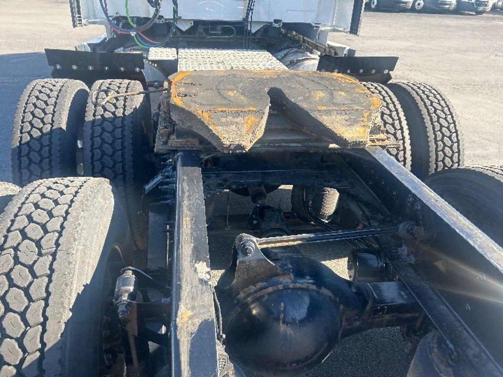 Sleeper Tractor-Heavy Duty Tractors-Volvo-2022-VNL64760-Obetz-OH-405,852\n\t\tmiles-$ 80,500 - Image 6