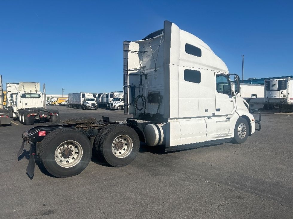 Sleeper Tractor-Heavy Duty Tractors-Volvo-2022-VNL64760-Obetz-OH-405,852\n\t\tmiles-$ 80,500 - Image 7