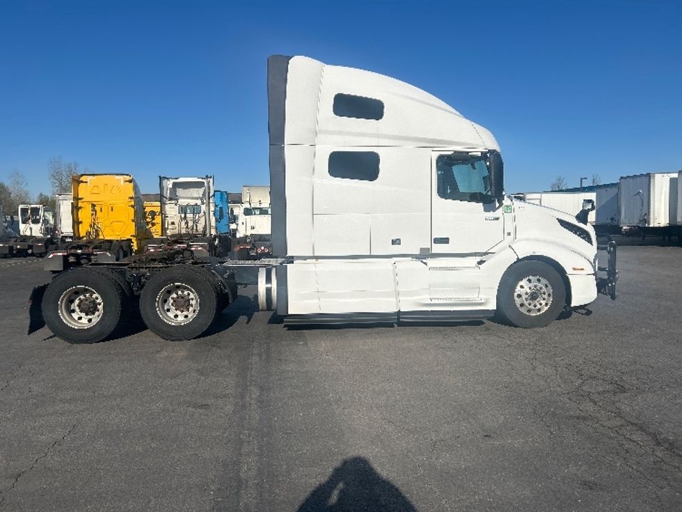 Sleeper Tractor-Heavy Duty Tractors-Volvo-2022-VNL64760-Obetz-OH-405,852\n\t\tmiles-$ 80,500 - Image 8