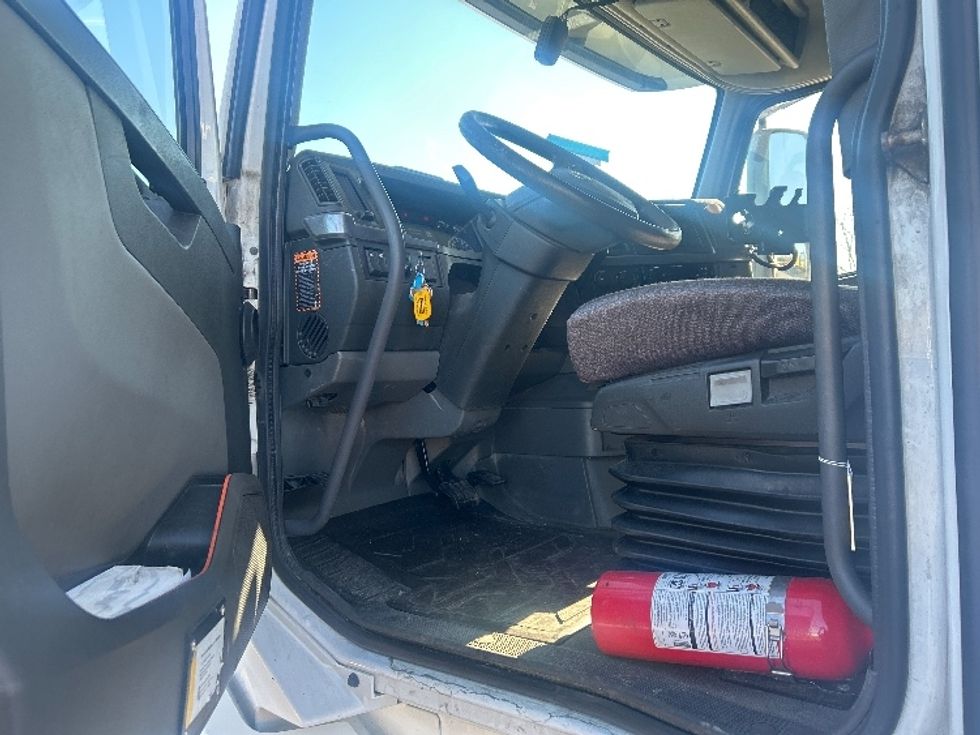 Sleeper Tractor-Heavy Duty Tractors-Volvo-2022-VNL64760-Obetz-OH-405,852\n\t\tmiles-$ 80,500 - Image 9