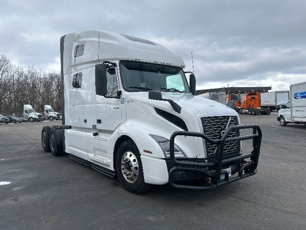 Sleeper Tractor-Heavy Duty Tractors-Volvo-2022-VNL64760-Obetz-OH-431,422\n\t\tmiles-$ 77,500 - Image 1