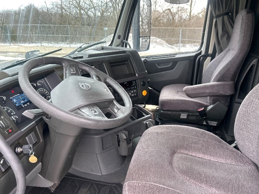 Sleeper Tractor-Heavy Duty Tractors-Volvo-2022-VNL64760-Obetz-OH-431,422\n\t\tmiles-$ 77,500 - Image 10