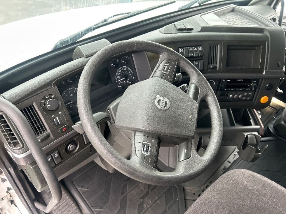 Sleeper Tractor-Heavy Duty Tractors-Volvo-2022-VNL64760-Obetz-OH-431,422\n\t\tmiles-$ 77,500 - Image 11