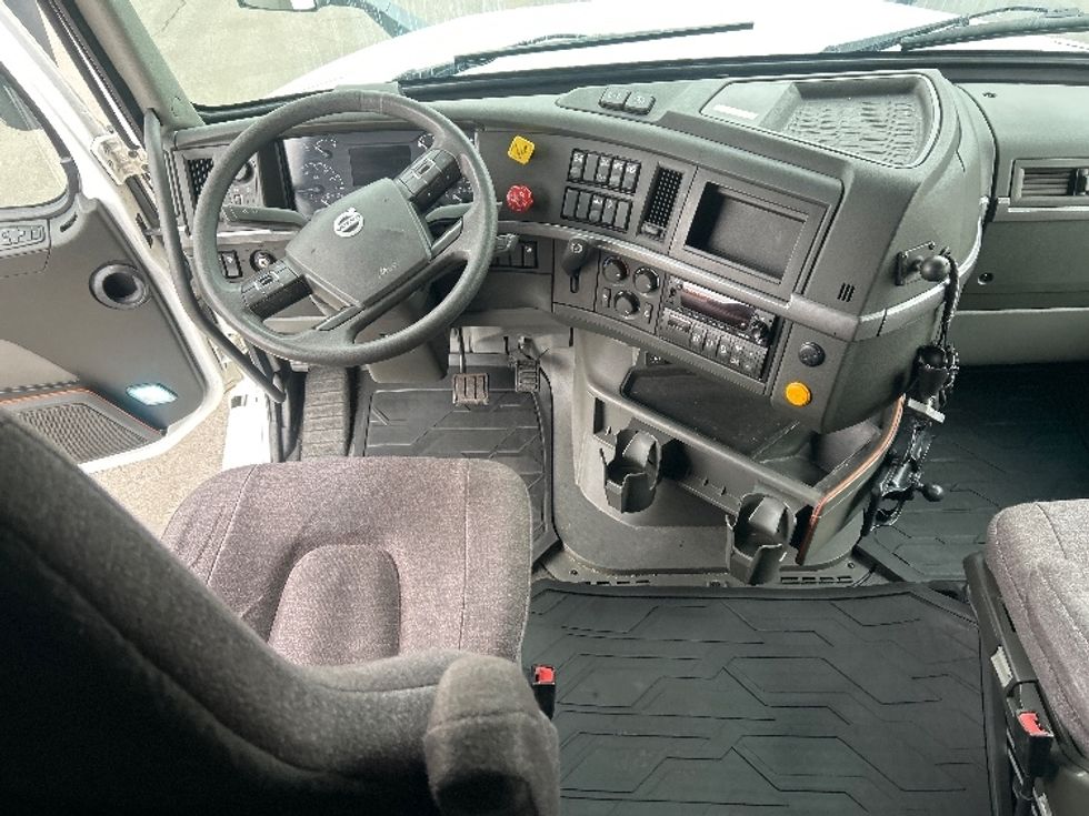 Sleeper Tractor-Heavy Duty Tractors-Volvo-2022-VNL64760-Obetz-OH-431,422\n\t\tmiles-$ 77,500 - Image 12