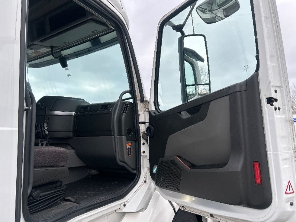 Sleeper Tractor-Heavy Duty Tractors-Volvo-2022-VNL64760-Obetz-OH-431,422\n\t\tmiles-$ 77,500 - Image 13