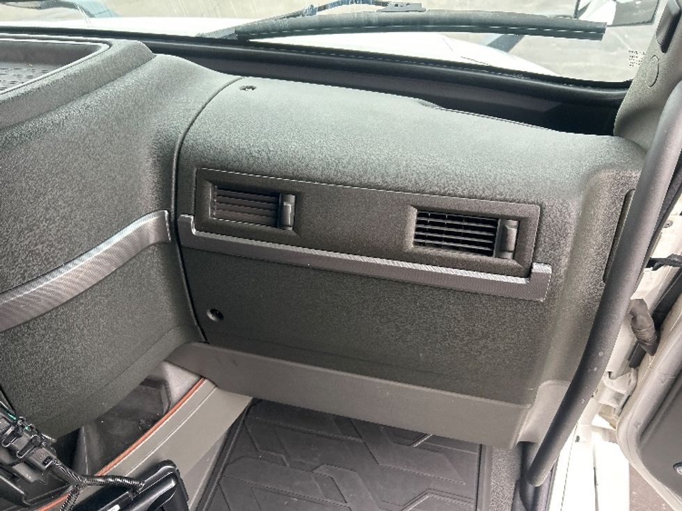 Sleeper Tractor-Heavy Duty Tractors-Volvo-2022-VNL64760-Obetz-OH-431,422\n\t\tmiles-$ 77,500 - Image 14