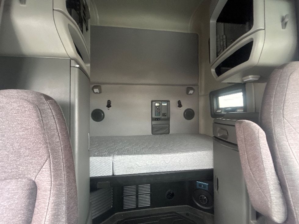 Sleeper Tractor-Heavy Duty Tractors-Volvo-2022-VNL64760-Obetz-OH-431,422\n\t\tmiles-$ 77,500 - Image 16