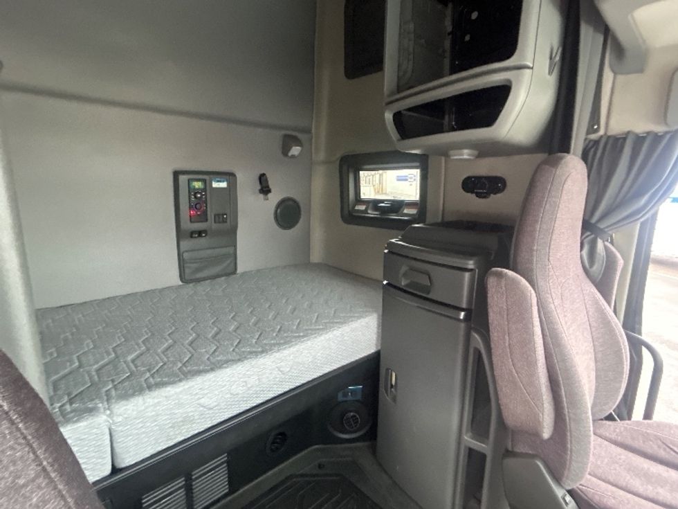 Sleeper Tractor-Heavy Duty Tractors-Volvo-2022-VNL64760-Obetz-OH-431,422\n\t\tmiles-$ 77,500 - Image 17