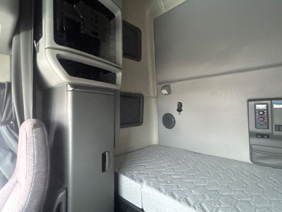 Sleeper Tractor-Heavy Duty Tractors-Volvo-2022-VNL64760-Obetz-OH-431,422\n\t\tmiles-$ 77,500 - Image 18