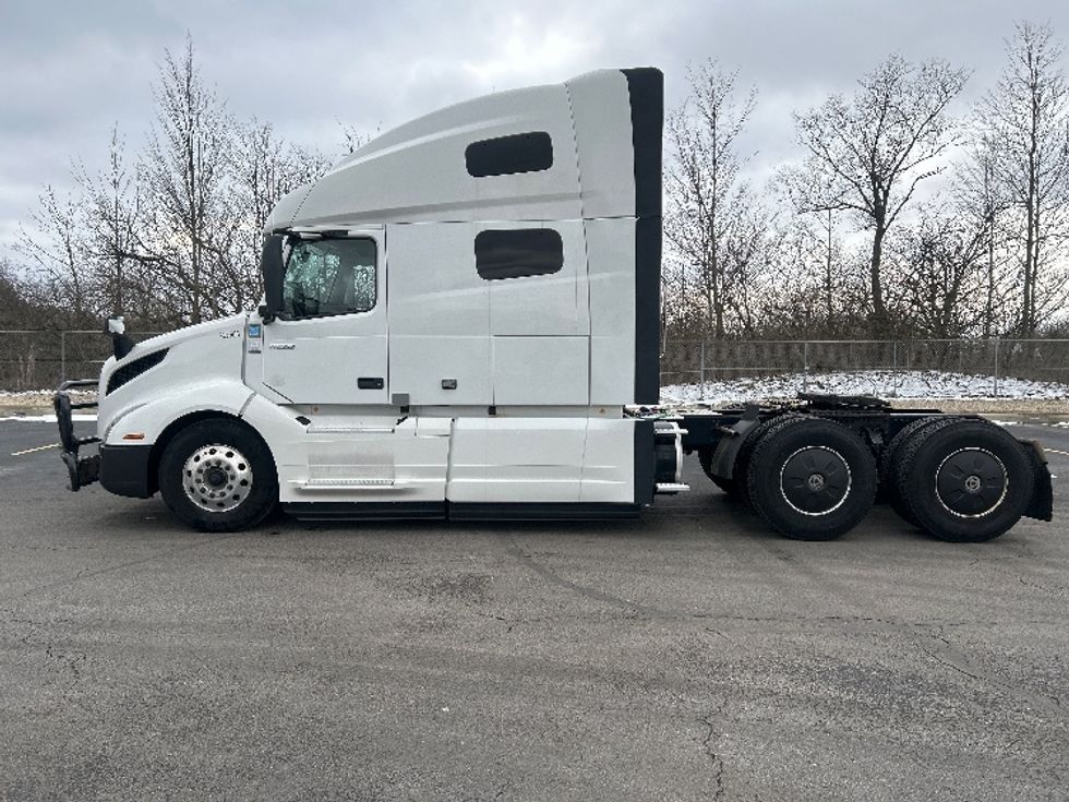 Sleeper Tractor-Heavy Duty Tractors-Volvo-2022-VNL64760-Obetz-OH-431,422\n\t\tmiles-$ 77,500 - Image 4