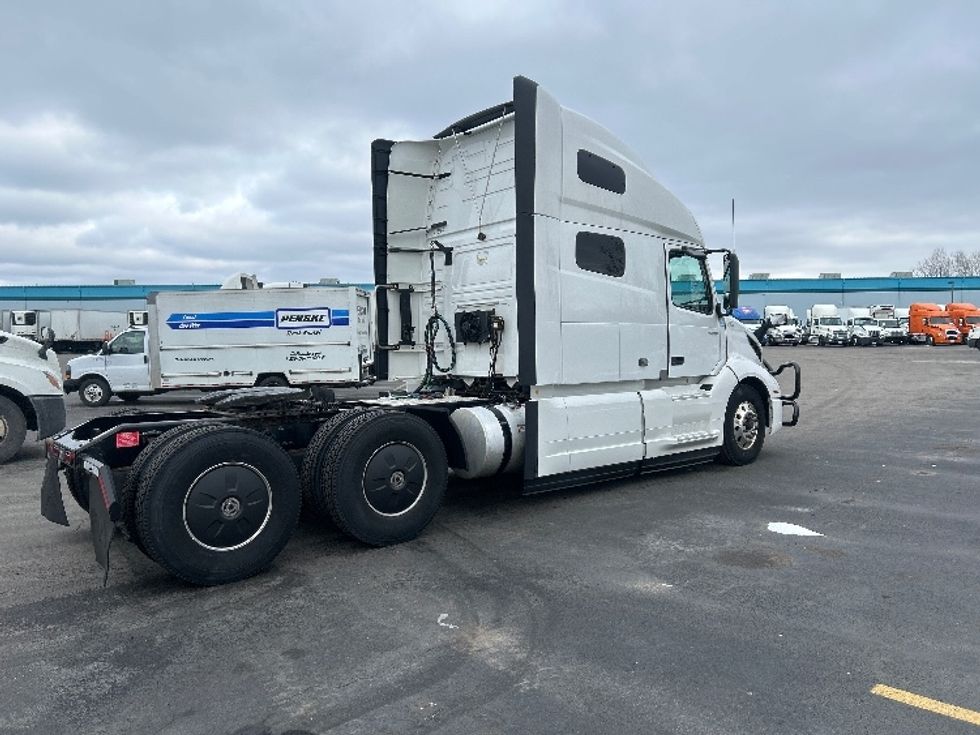 Sleeper Tractor-Heavy Duty Tractors-Volvo-2022-VNL64760-Obetz-OH-431,422\n\t\tmiles-$ 77,500 - Image 7