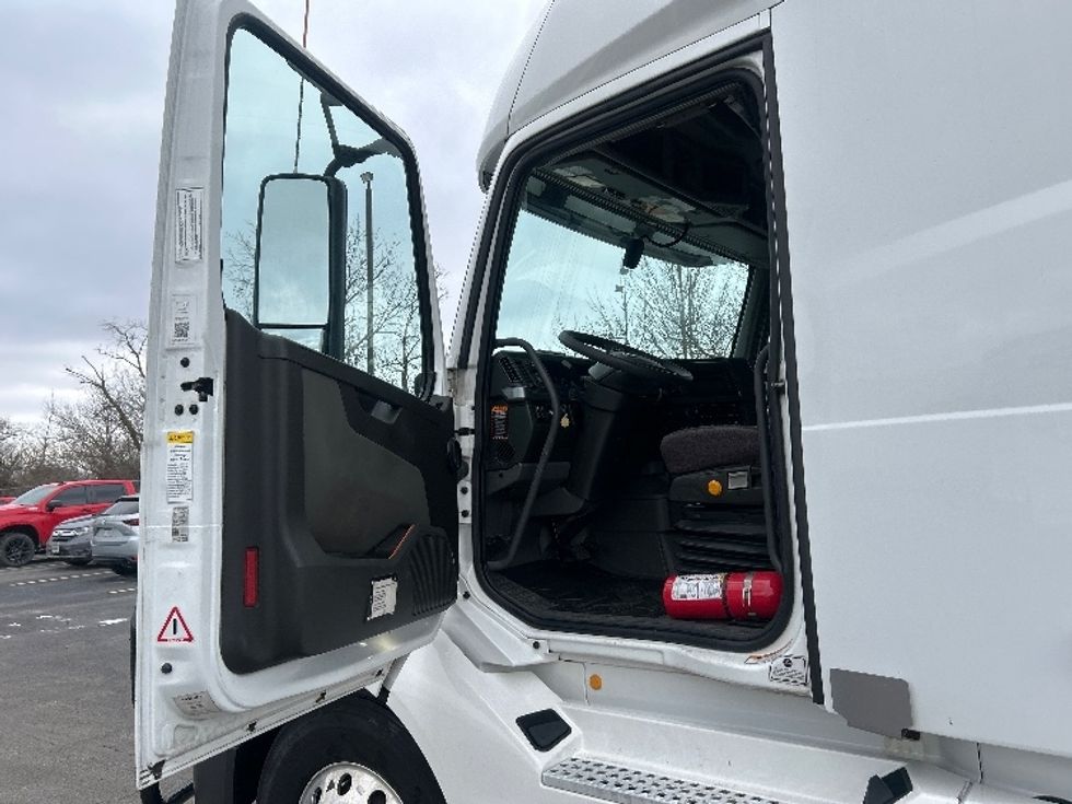 Sleeper Tractor-Heavy Duty Tractors-Volvo-2022-VNL64760-Obetz-OH-431,422\n\t\tmiles-$ 77,500 - Image 9