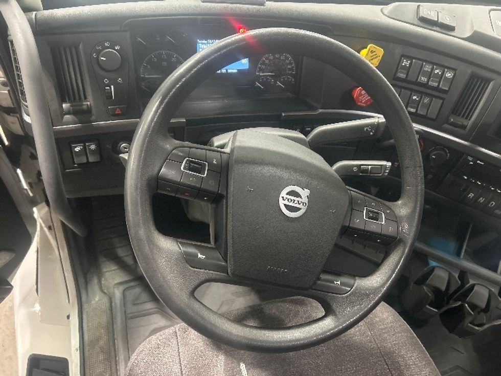 Sleeper Tractor-Heavy Duty Tractors-Volvo-2022-VNL64760-Obetz-OH-463,109\n\t\tmiles-$ 73,750 - Image 10