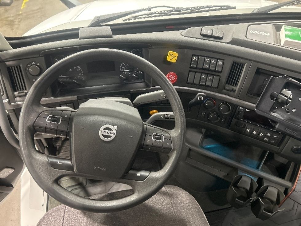 Sleeper Tractor-Heavy Duty Tractors-Volvo-2022-VNL64760-Obetz-OH-463,109\n\t\tmiles-$ 73,750 - Image 11