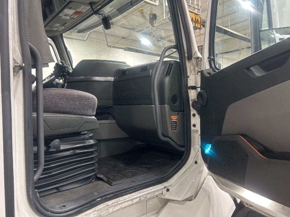 Sleeper Tractor-Heavy Duty Tractors-Volvo-2022-VNL64760-Obetz-OH-463,109\n\t\tmiles-$ 73,750 - Image 13