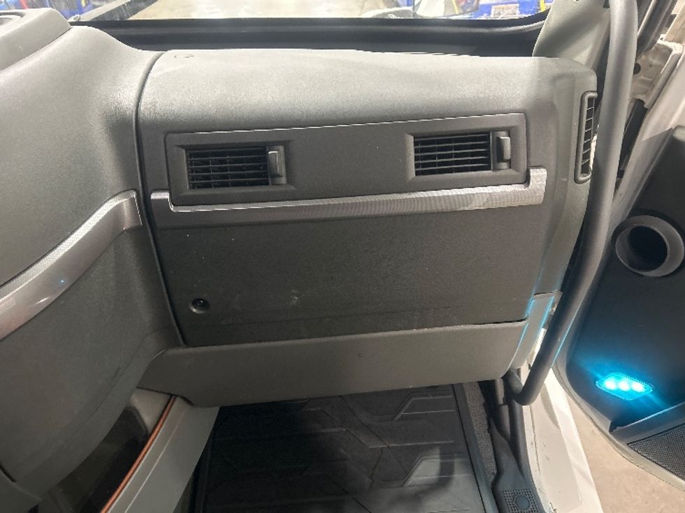 Sleeper Tractor-Heavy Duty Tractors-Volvo-2022-VNL64760-Obetz-OH-463,109\n\t\tmiles-$ 73,750 - Image 14