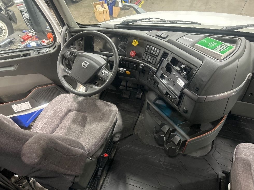 Sleeper Tractor-Heavy Duty Tractors-Volvo-2022-VNL64760-Obetz-OH-463,109\n\t\tmiles-$ 73,750 - Image 15