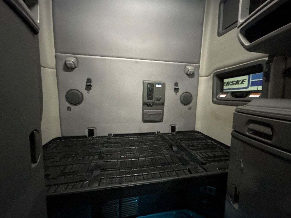 Sleeper Tractor-Heavy Duty Tractors-Volvo-2022-VNL64760-Obetz-OH-463,109\n\t\tmiles-$ 73,750 - Image 16