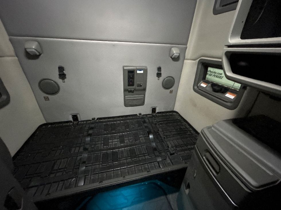 Sleeper Tractor-Heavy Duty Tractors-Volvo-2022-VNL64760-Obetz-OH-463,109\n\t\tmiles-$ 73,750 - Image 17