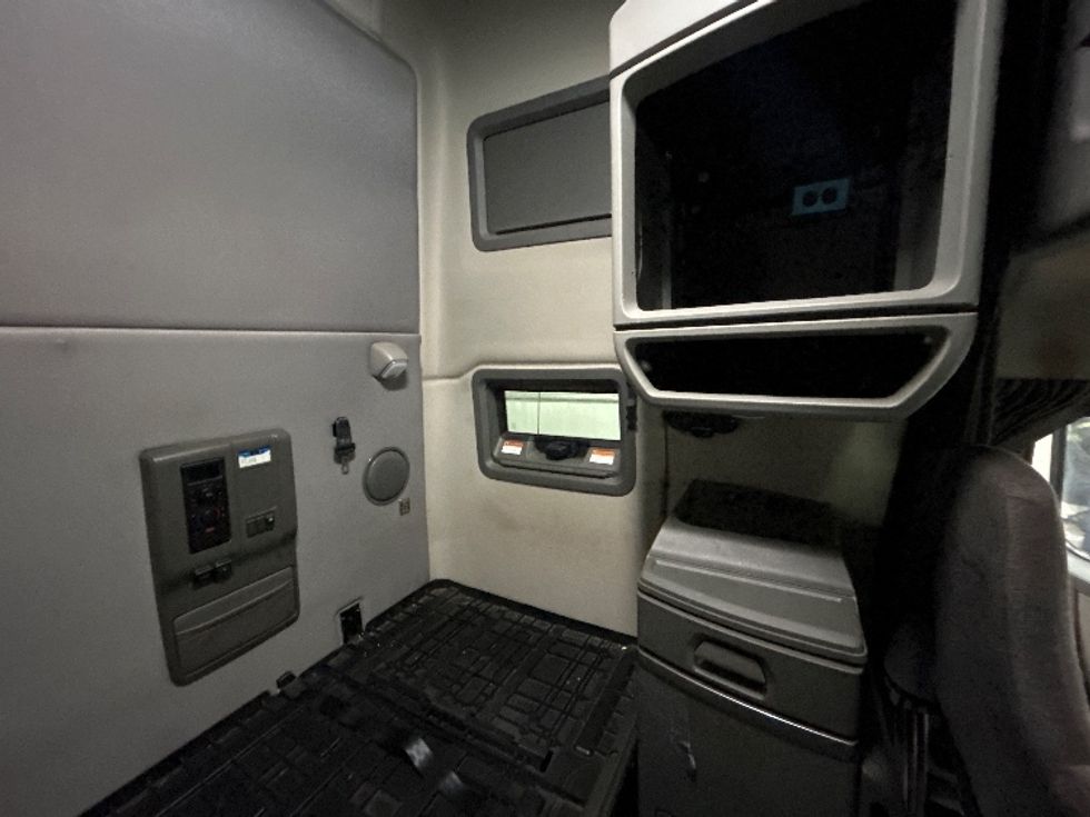 Sleeper Tractor-Heavy Duty Tractors-Volvo-2022-VNL64760-Obetz-OH-463,109\n\t\tmiles-$ 73,750 - Image 18