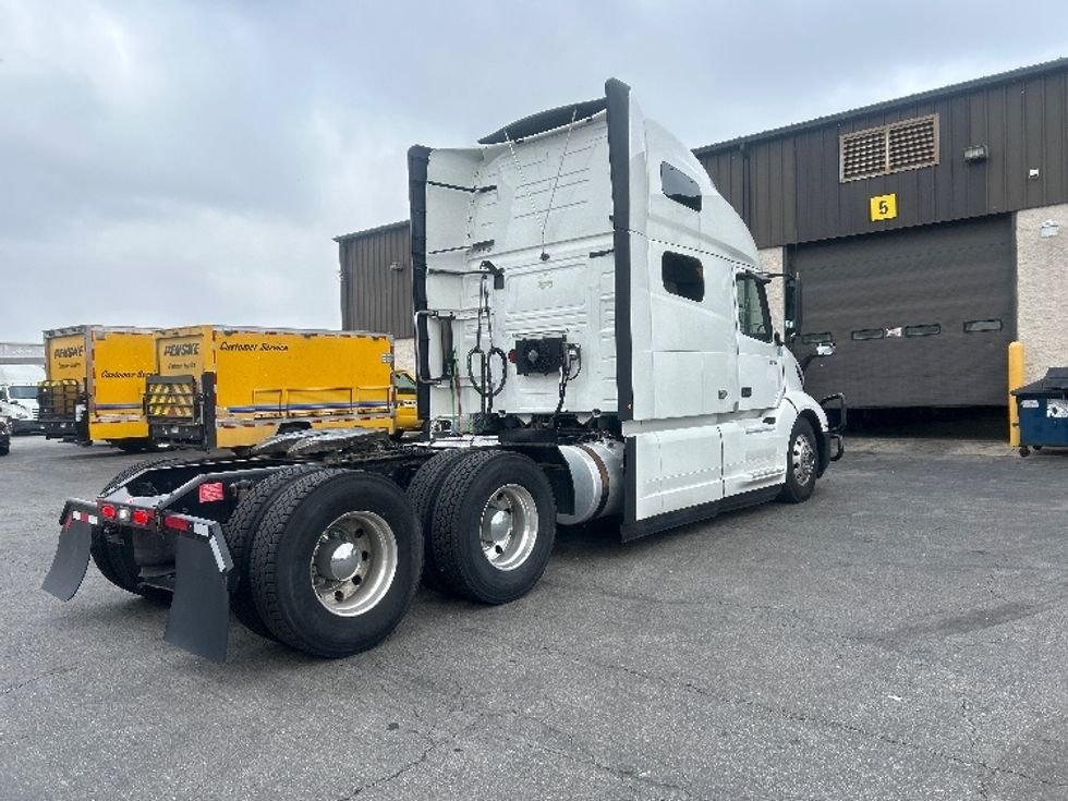Sleeper Tractor-Heavy Duty Tractors-Volvo-2022-VNL64760-Obetz-OH-463,109\n\t\tmiles-$ 73,750 - Image 7