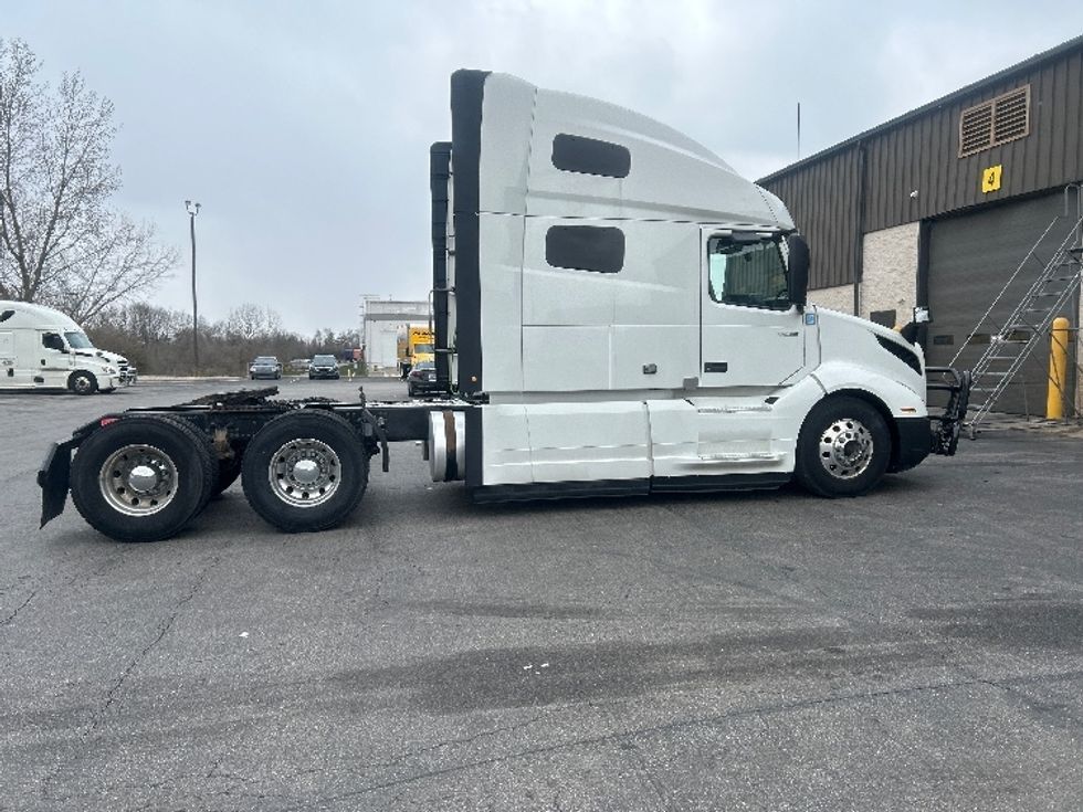 Sleeper Tractor-Heavy Duty Tractors-Volvo-2022-VNL64760-Obetz-OH-463,109\n\t\tmiles-$ 73,750 - Image 8