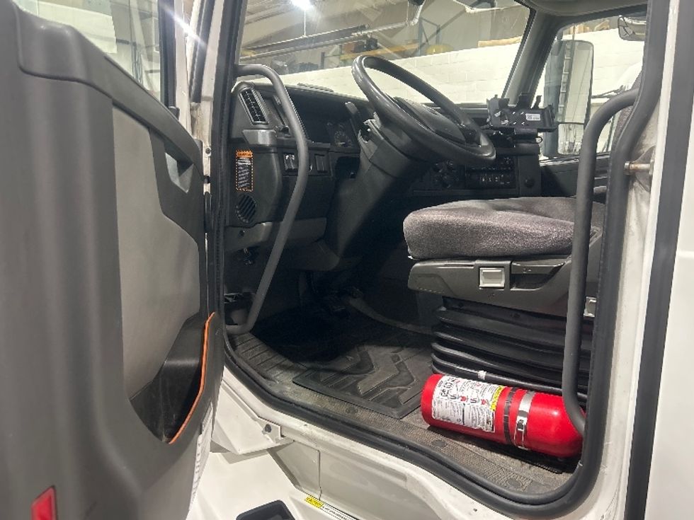 Sleeper Tractor-Heavy Duty Tractors-Volvo-2022-VNL64760-Obetz-OH-463,109\n\t\tmiles-$ 73,750 - Image 9