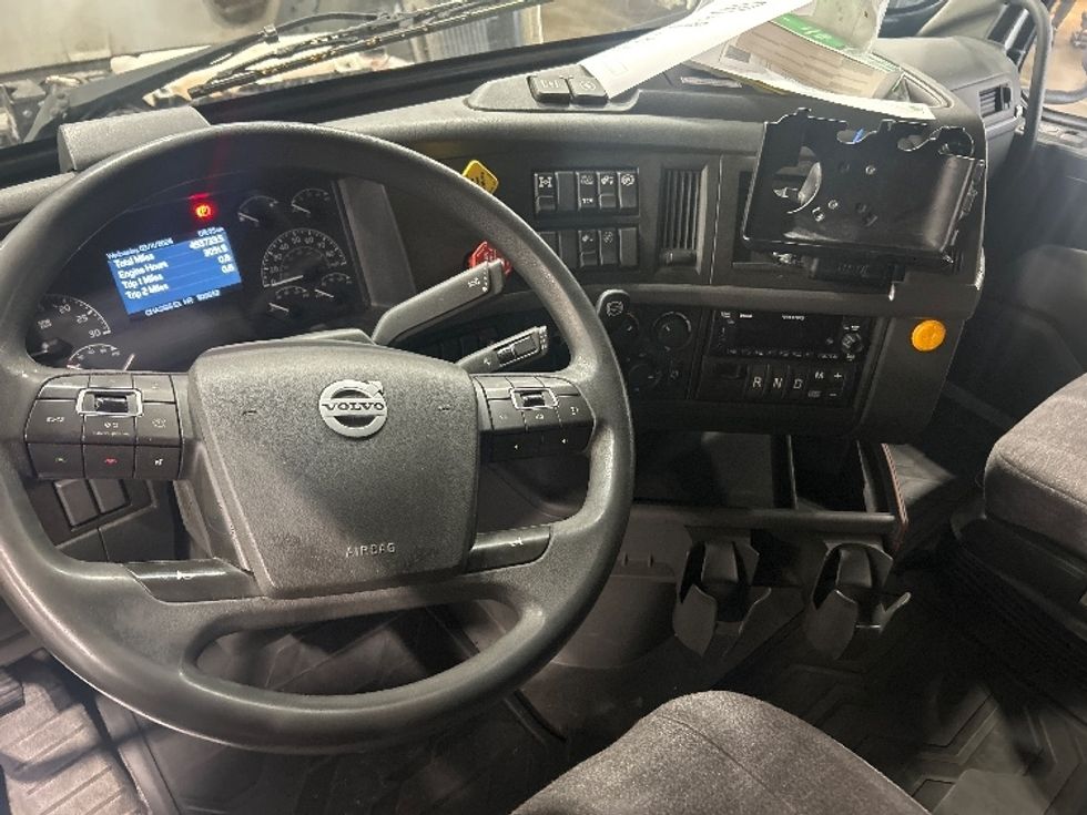 Sleeper Tractor-Heavy Duty Tractors-Volvo-2022-VNL64760-Obetz-OH-493,733\n\t\tmiles-$ 71,000 - Image 11