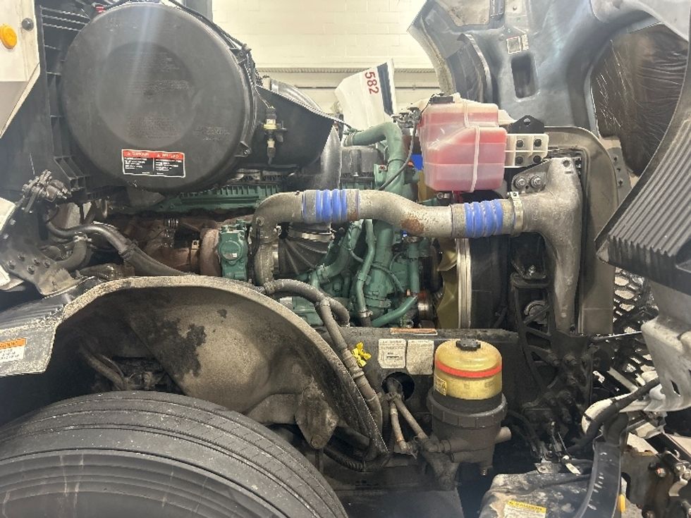 Sleeper Tractor-Heavy Duty Tractors-Volvo-2022-VNL64760-Obetz-OH-493,733\n\t\tmiles-$ 71,000 - Image 20