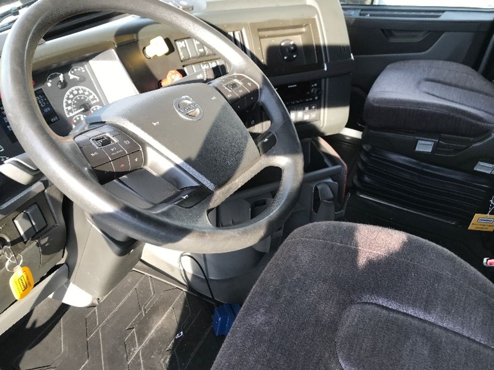 Sleeper Tractor-Heavy Duty Tractors-Volvo-2022-VNL64760-Ocala-FL-381,930\n\t\tmiles-$ 85,000 - Image 10