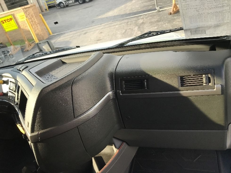 Sleeper Tractor-Heavy Duty Tractors-Volvo-2022-VNL64760-Ocala-FL-381,930\n\t\tmiles-$ 85,000 - Image 14