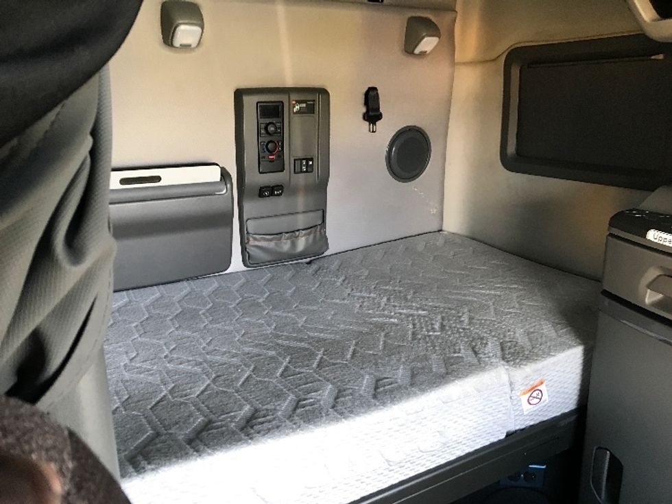 Sleeper Tractor-Heavy Duty Tractors-Volvo-2022-VNL64760-Ocala-FL-381,930\n\t\tmiles-$ 85,000 - Image 16