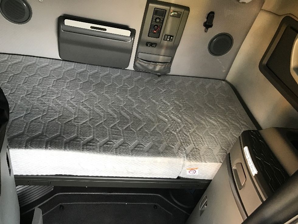 Sleeper Tractor-Heavy Duty Tractors-Volvo-2022-VNL64760-Ocala-FL-381,930\n\t\tmiles-$ 85,000 - Image 17