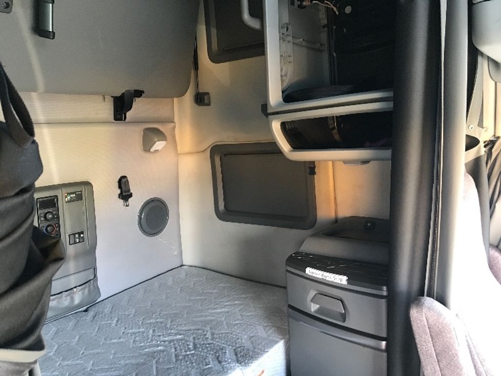 Sleeper Tractor-Heavy Duty Tractors-Volvo-2022-VNL64760-Ocala-FL-381,930\n\t\tmiles-$ 85,000 - Image 18